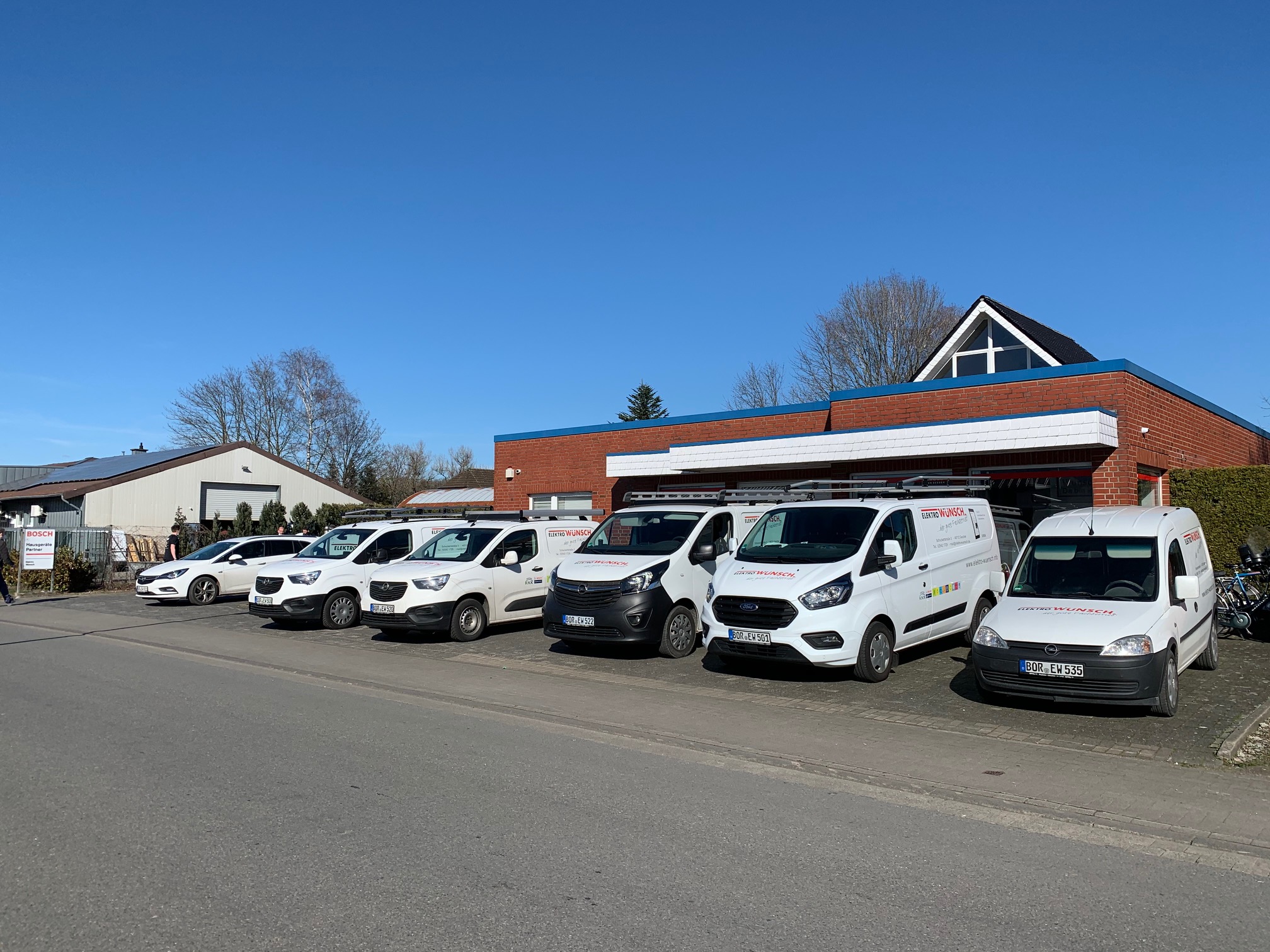 Elektro Wünsch GmbH – Fahrzeugflotte vor dem Betrieb